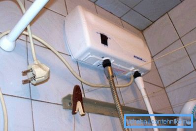 Scaldacqua elettrico per doccia a flusso continuo Scaldacqua elettrico per doccia a flusso continuo