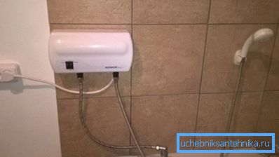 Riscaldatore di flusso nel bagno del piano attico. Riscaldatore di flusso nel bagno del piano attico.