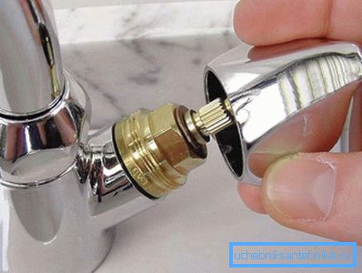 Il processo di rimozione del cappuccio decorativo.