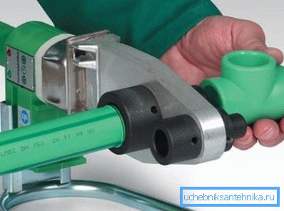 Il processo di collegamento di elementi di un sistema di plastica mediante saldatura Il processo di collegamento di elementi di un sistema di plastica mediante saldatura