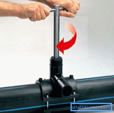 Il processo di creazione di uno scarico sul tubo in PVC Il processo di creazione di uno scarico sul tubo in PVC