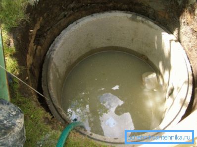 Il processo di rimozione dell'acqua sporca dalla sorgente Il processo di rimozione dell'acqua sporca dalla sorgente