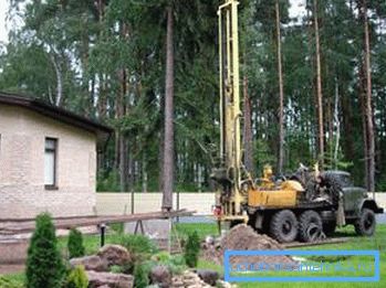 Il processo di downhole per l'estrazione di acqua potabile in un sito di un paese. Il processo di downhole per l'estrazione di acqua potabile in un sito di un paese.