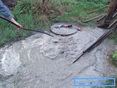 Lavora per pulire il pozzo in un sito di un paese Lavora per pulire il pozzo in un sito di un paese