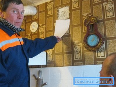 Controlla la trazione usando un normale foglio di carta che dovrebbe aderire alla griglia Controlla la trazione usando un normale foglio di carta che dovrebbe aderire alla griglia