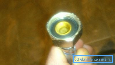 Controlla i tubi per le guarnizioni. Controlla i tubi per le guarnizioni.