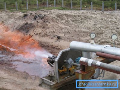 Il lavoro del flare per l'incenerimento di rifiuti liquidi. Il lavoro del flare per l'incenerimento di rifiuti liquidi.