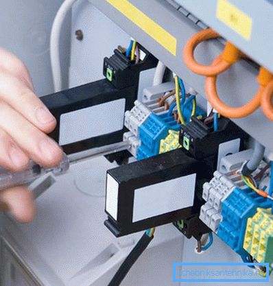 Il lavoro con apparecchi elettrici richiede la conformità con le istruzioni. Il lavoro con apparecchi elettrici richiede la conformità con le istruzioni.