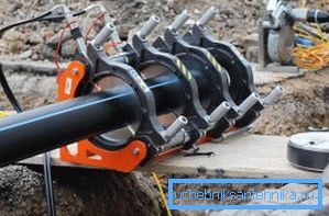 Operazione di serraggio ad azionamento idraulico