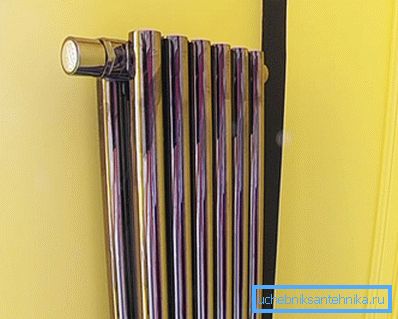 Il radiatore è necessario per trasferire l'energia del refrigerante alle masse d'aria e agli oggetti presenti nella stanza. Il radiatore è necessario per trasferire l'energia del refrigerante alle masse d'aria e agli oggetti presenti nella stanza.