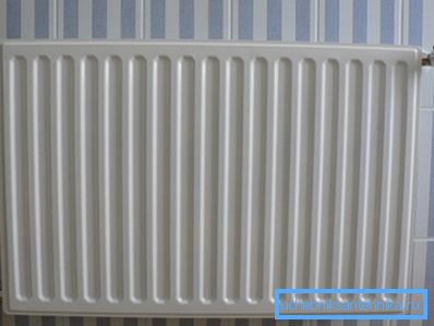 Il radiatore riscalda la stanza a causa del refrigerante che vi è immesso