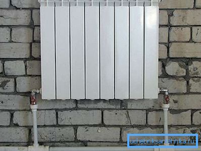 Radiatore dotato di tutte le gru necessarie Radiatore dotato di tutte le gru necessarie