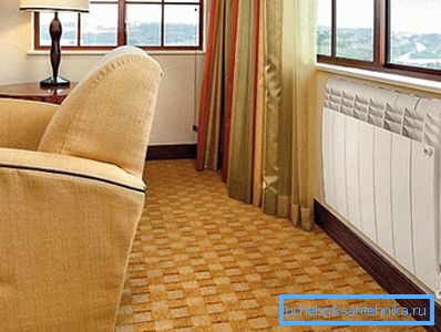 Il radiatore di riscaldamento con scambiatore di calore in alluminio deve essere installato correttamente per garantire la convezione dell'aria Il radiatore di riscaldamento con scambiatore di calore in alluminio deve essere installato correttamente per garantire la convezione dell'aria