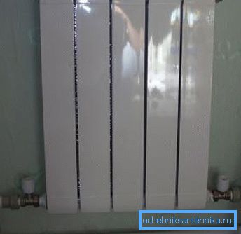Radiatore di riscaldamento collegato al tubo principale Radiatore di riscaldamento collegato al tubo principale