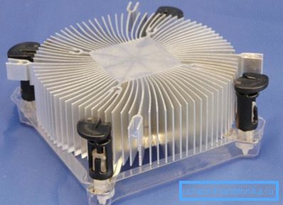 Sistema di raffreddamento del radiatore del moderno processore. Sistema di raffreddamento del radiatore del moderno processore.