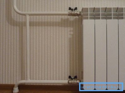 Radiatori di riscaldamento per una casa con riscaldamento dell'acqua. Radiatori di riscaldamento per una casa con riscaldamento dell'acqua.