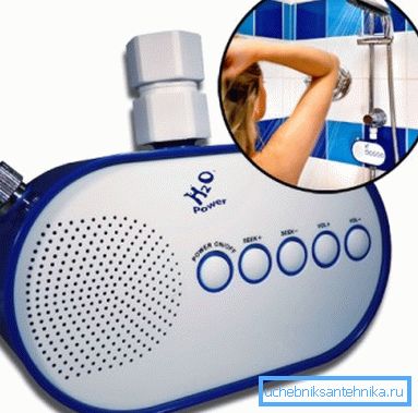 Radio per la doccia che scorre sull'acqua Radio per la doccia che scorre sull'acqua