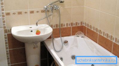 Un lavello senza rubinetto può essere azionato con un apparecchio montato sopra la vasca. Un lavello senza rubinetto può essere azionato con un apparecchio montato sopra la vasca.