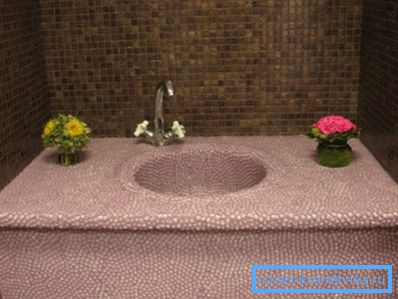 Il lavabo a mosaico sembra piuttosto originale Il lavabo a mosaico sembra piuttosto originale