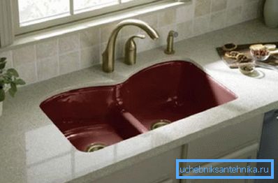 Il lavandino in cucina può essere una fonte di odore sgradevole nella stanza Il lavandino in cucina può essere una fonte di odore sgradevole nella stanza