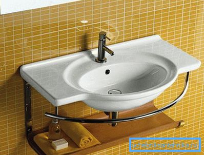 Lavello con ripiano fissato al muro Lavello con ripiano fissato al muro