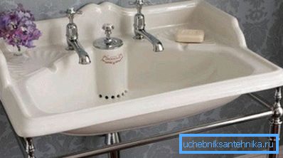Il lavandino con due rubinetti sembra elegante, ma puoi usarlo solo chiudendo lo scarico e riempendo la ciotola con acqua. Gli europei fanno proprio questo, ma questa tradizione non ha messo radici qui. Il lavandino con due rubinetti sembra elegante, ma puoi usarlo solo chiudendo lo scarico e riempendo la ciotola con acqua. Gli europei fanno proprio questo, ma questa tradizione non ha messo radici qui.