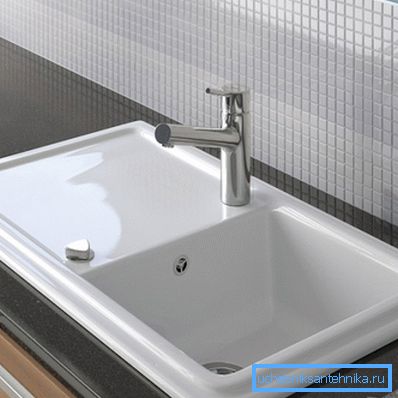 Il lavandino con smalto si inserisce perfettamente negli interni moderni. Il lavandino con smalto si inserisce perfettamente negli interni moderni.