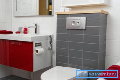 Lavello con doccia igienica situato vicino al bagno Lavello con doccia igienica situato vicino al bagno