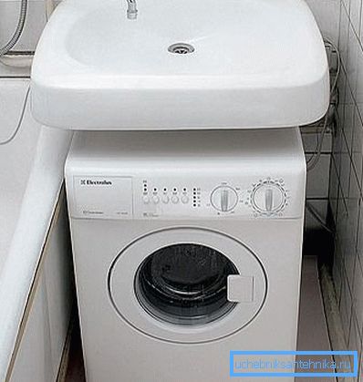 Affondare in bagno senza un foro per il rubinetto del tipo ad acqua Affondare in bagno senza un foro per il rubinetto del tipo ad acqua
