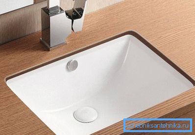 Lavello - integrato nel piano di lavoro del bagno, sembra elegante e moderno. Lavello - integrato nel piano di lavoro del bagno, sembra elegante e moderno.