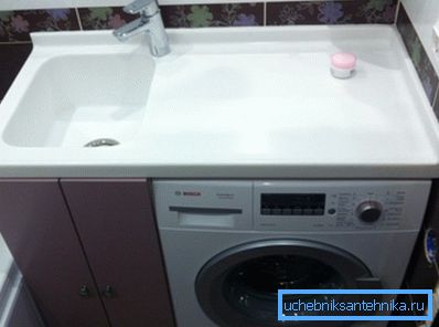 I lavelli sopra la lavatrice con un ripiano del tavolo, fatto come un elemento, dovrebbero prevedere un cordolo lungo la parete per proteggere dall'umidità e un foro per l'installazione del mixer I lavelli sopra la lavatrice con un ripiano del tavolo, fatto come un elemento, dovrebbero prevedere un cordolo lungo la parete per proteggere dall'umidità e un foro per l'installazione del mixer