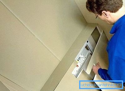 La cornice è coperta con fogli di cartongesso La cornice è coperta con fogli di cartongesso