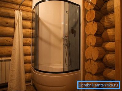 Cabina doccia situata in una casa di legno Cabina doccia situata in una casa di legno