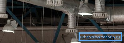 Le griglie di scarico posizionate sotto il soffitto rimuovono l'aria più calda e sporca. Le griglie di scarico posizionate sotto il soffitto rimuovono l'aria più calda e sporca.