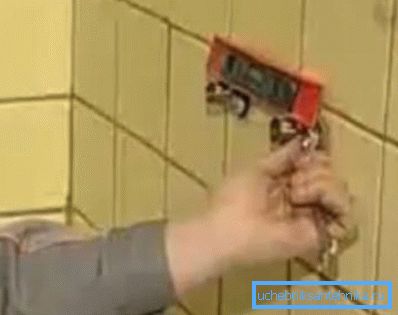 È necessario localizzare gli eccentrici esattamente in orizzontale. È necessario localizzare gli eccentrici esattamente in orizzontale.