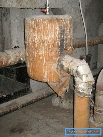 Vaso di espansione con scarico a fogna. Vaso di espansione con scarico a fogna.