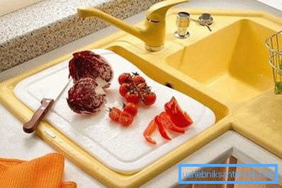 Il tagliere montato sulla ciotola consente di risparmiare spazio Il tagliere montato sulla ciotola consente di risparmiare spazio