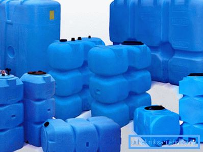 Vari serbatoi di acqua in plastica con rubinetto Vari serbatoi di acqua in plastica con rubinetto