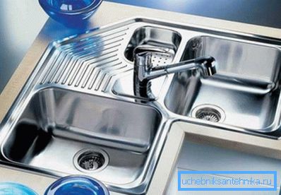 Le dimensioni dei lavelli da cucina in acciaio inossidabile, così come la loro forma, possono essere praticamente qualsiasi Le dimensioni dei lavelli da cucina in acciaio inossidabile, così come la loro forma, possono essere praticamente qualsiasi