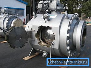 La dimensione di una gru industriale è sorprendente. La dimensione di una gru industriale è sorprendente.