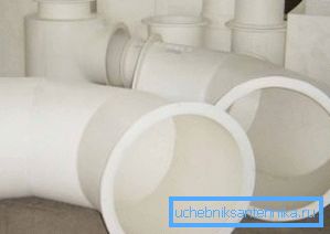 Le dimensioni dei tubi in PVC con diametro di 120 mm sono ottimali per la sistemazione della ventilazione. Le dimensioni dei tubi in PVC con diametro di 120 mm sono ottimali per la sistemazione della ventilazione.