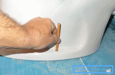 Marcatura di un luogo per praticare i fori Marcatura di un luogo per praticare i fori