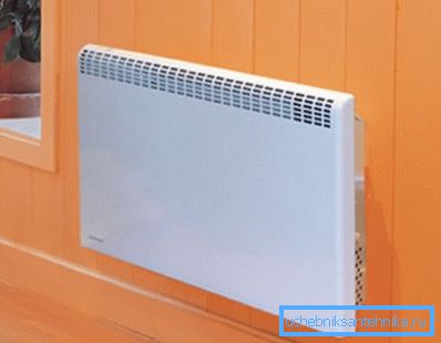 La differenza tra il convettore e il radiatore - alla prima superficie ha una temperatura molto più bassa La differenza tra il convettore e il radiatore - alla prima superficie ha una temperatura molto più bassa