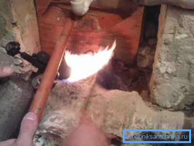Riscaldare le connessioni della conduttura con una fiamma ossidrica Riscaldare le connessioni della conduttura con una fiamma ossidrica
