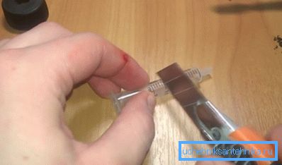 Tagliare la siringa in una divisione da 1,5 ml Tagliare la siringa in una divisione da 1,5 ml