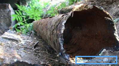 Distruzione di condotte sotterranee a seguito di corrosione elettrochimica. Distruzione di condotte sotterranee a seguito di corrosione elettrochimica.