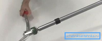 Espandiamo il foro con un expander. Espandiamo il foro con un expander.