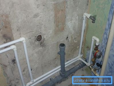 Il cablaggio per il collegamento della vasca e del lavabo è realizzato con un tubo da 50 mm. Il cablaggio per il collegamento della vasca e del lavabo è realizzato con un tubo da 50 mm.