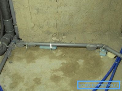 Disposizione delle acque reflue sotto il tubo da bagno, lavello e lavatrice realizzato in tubo da 50 mm. Disposizione delle acque reflue sotto il tubo da bagno, lavello e lavatrice realizzato in tubo da 50 mm.