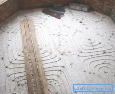 Cablaggio dei contorni di pavimenti caldi in una piccola stanza senza radiatori Cablaggio dei contorni di pavimenti caldi in una piccola stanza senza radiatori